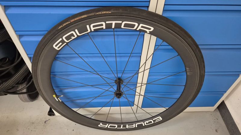 Karbonová ráfková silniční kola Equator 45T – galusky, DT Swiss výplety, keramická ložiska