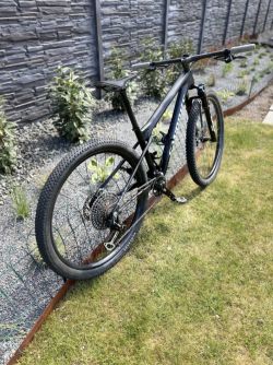 Specialized S-Works WC s FlightAttendant a špičkové kola Duke 