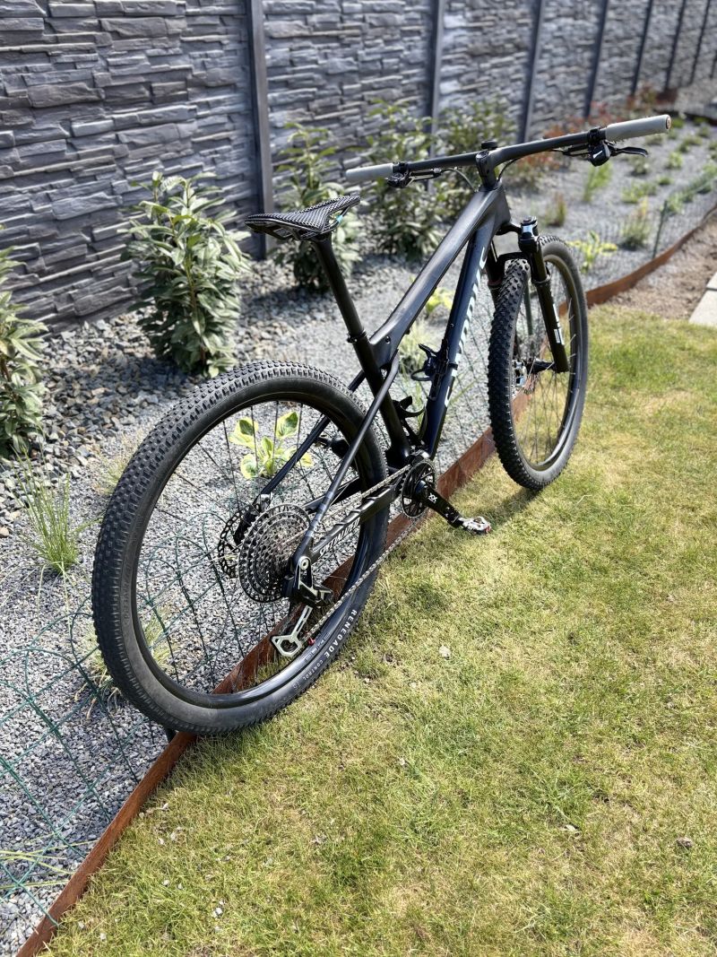 Specialized S-Works WC s FlightAttendant a špičkové kola Duke 