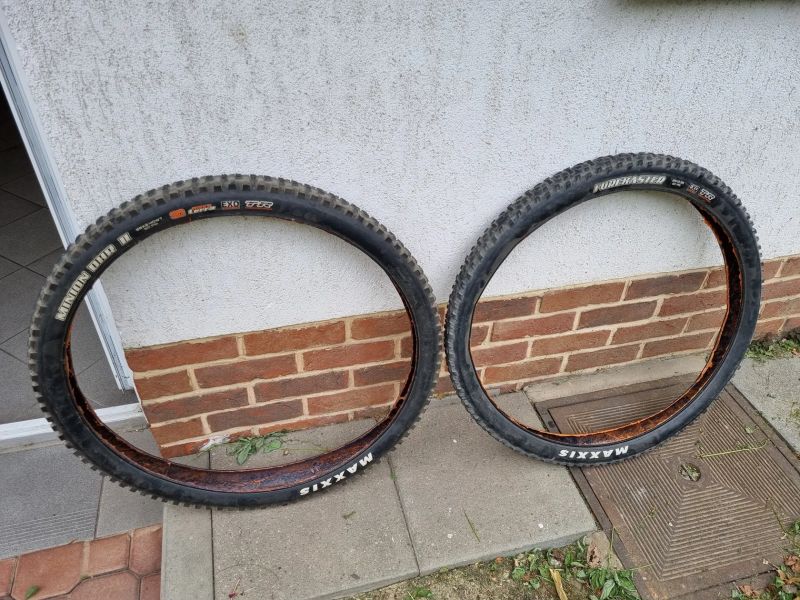Maxxis Minion DHR II 29×2.40 a Forekaster 29x2.35