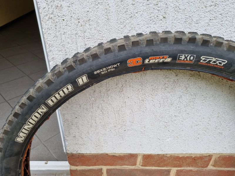 Maxxis Minion DHR II 29×2.40 a Forekaster 29x2.35