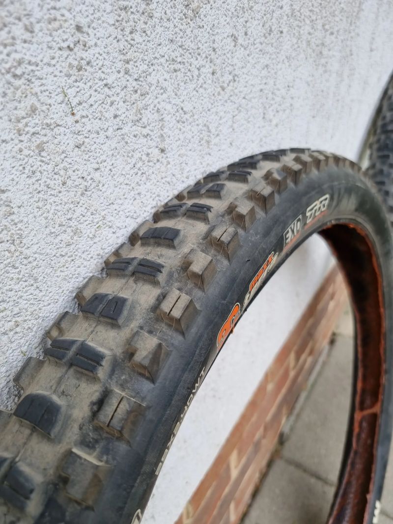 Maxxis Minion DHR II 29×2.40 a Forekaster 29x2.35
