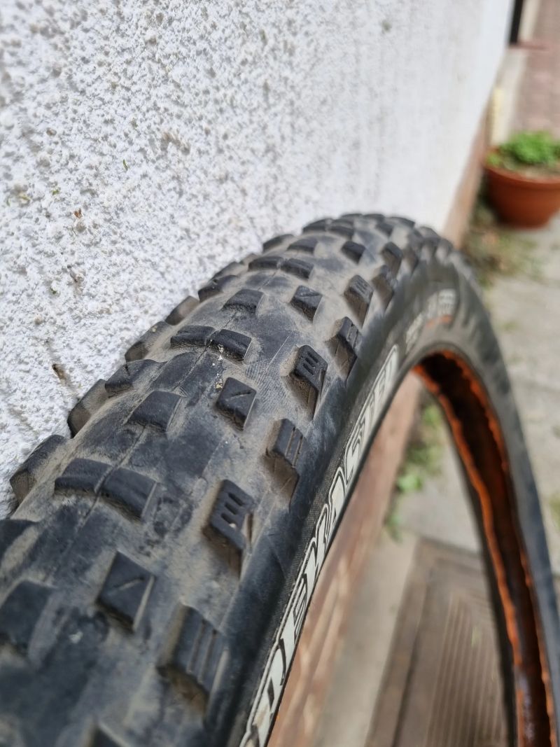 Maxxis Minion DHR II 29×2.40 a Forekaster 29x2.35
