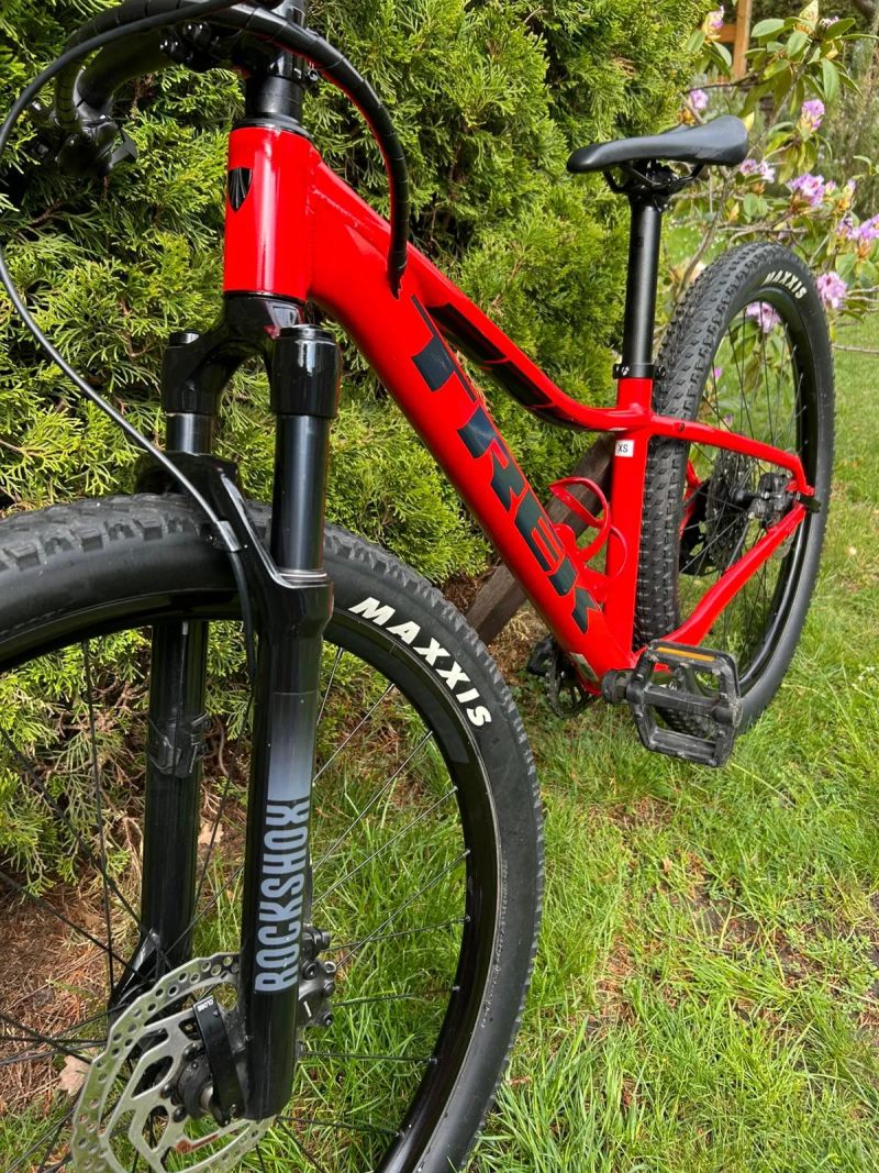 TREK Marlin 8 2022 – Velikost XS – Gloss Radioactive Red