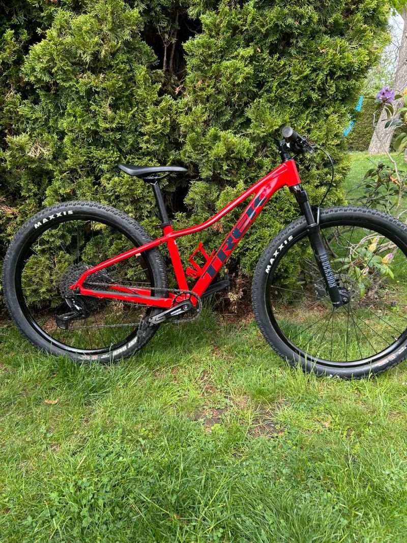 TREK Marlin 8 2022 – Velikost XS – Gloss Radioactive Red