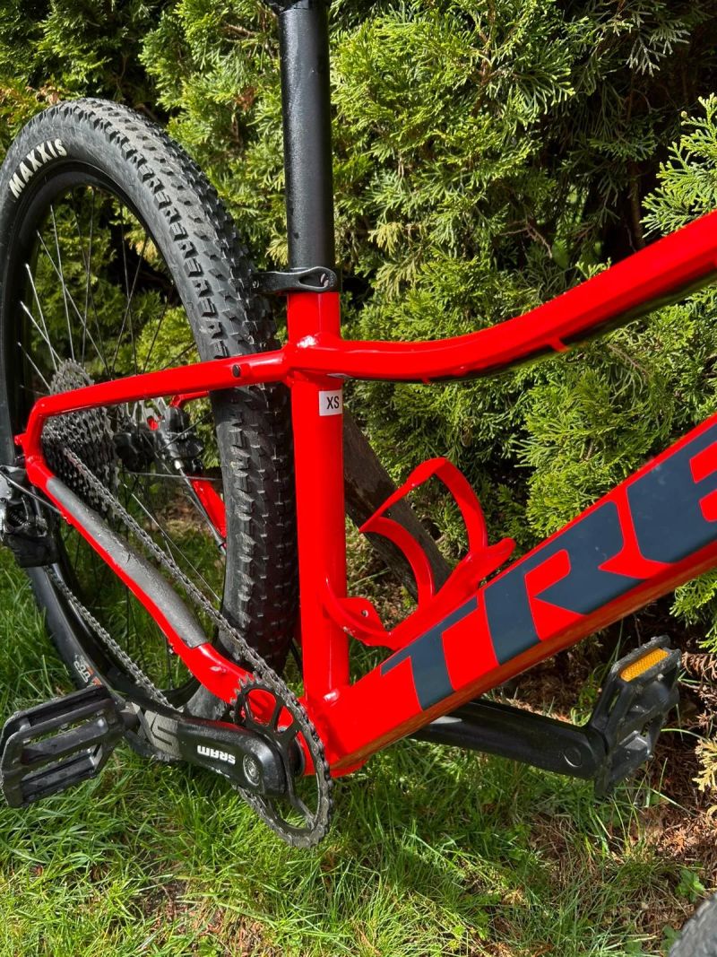 TREK Marlin 8 2022 – Velikost XS – Gloss Radioactive Red