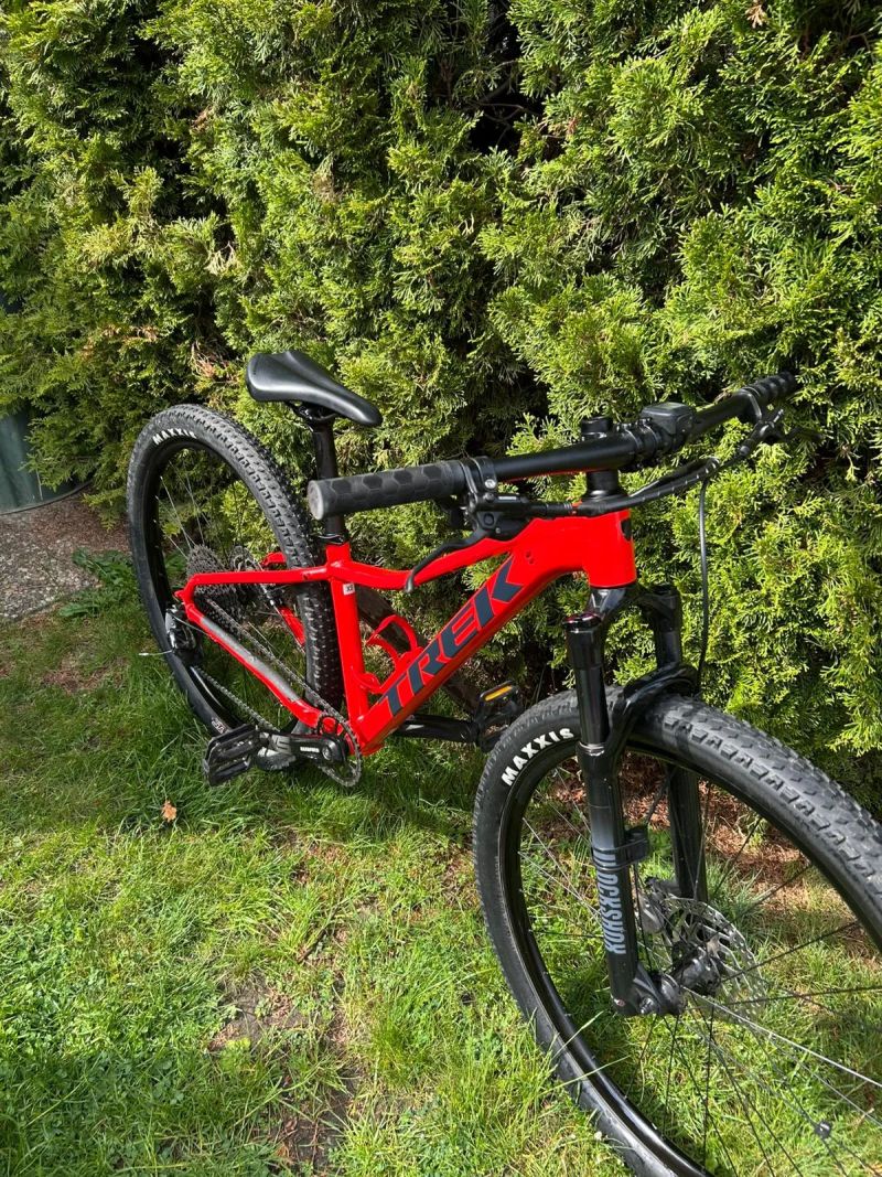 TREK Marlin 8 2022 – Velikost XS – Gloss Radioactive Red
