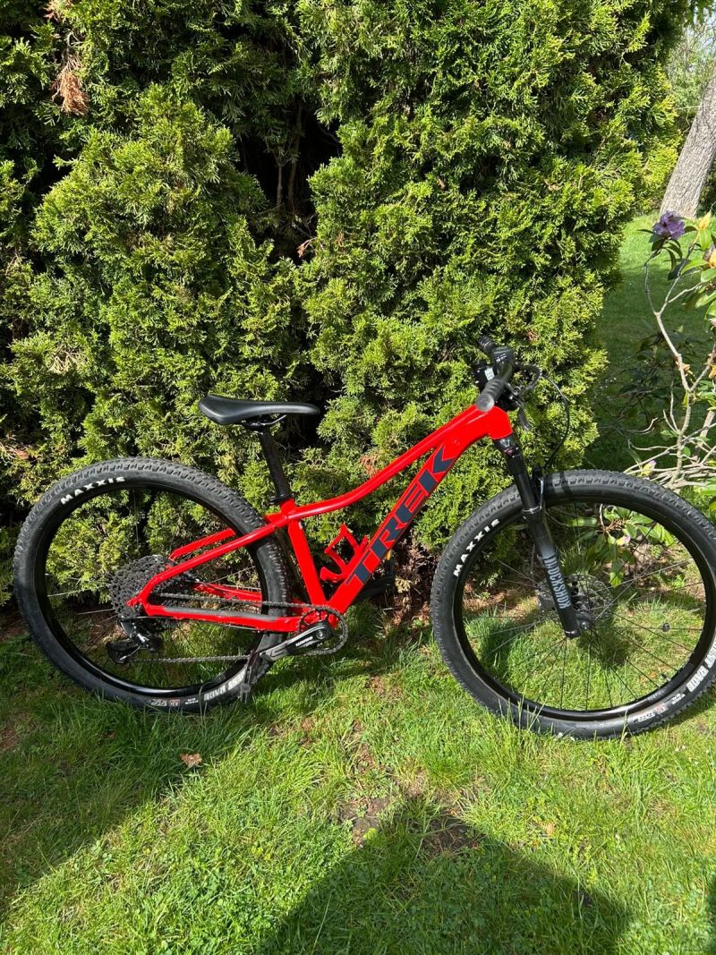 TREK Marlin 8 2022 – Velikost XS – Gloss Radioactive Red
