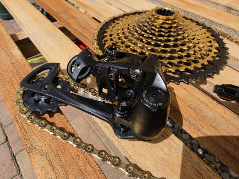 Prodám tuto sadu SRAM XX1 Eagle 1x12 (Karbon/Gold)