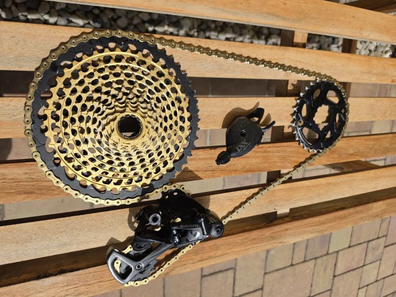 Prodám tuto sadu SRAM XX1 Eagle 1x12 (Karbon/Gold)