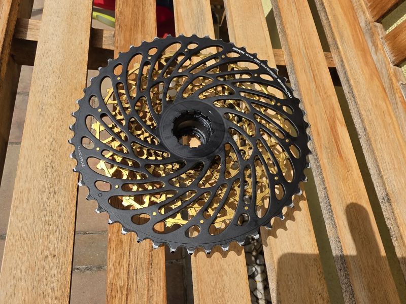 Prodám tuto sadu SRAM XX1 Eagle 1x12 (Karbon/Gold)