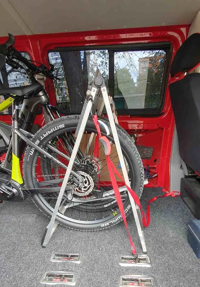 Držák pro přepravu dvou kol v dodávce - "bikestow"