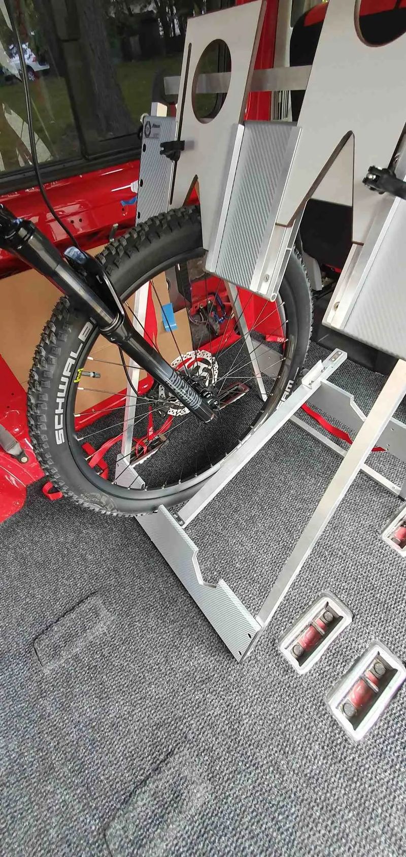 Držák pro přepravu dvou kol v dodávce - "bikestow"