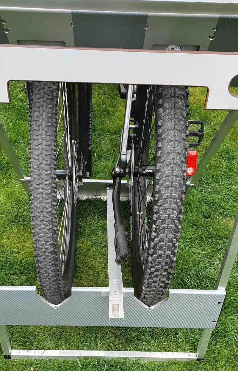 Držák pro přepravu dvou kol v dodávce - "bikestow"