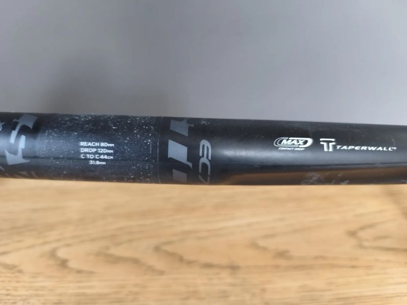 karbonový kokpit řidítka GIANT Contact SLR a EASTON EC70ax a Knight ONE