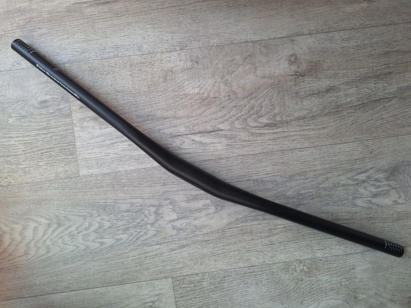 BONTRAGER Comp, šíře 750mm, průměr 31.8mm, zvednutí 15mm