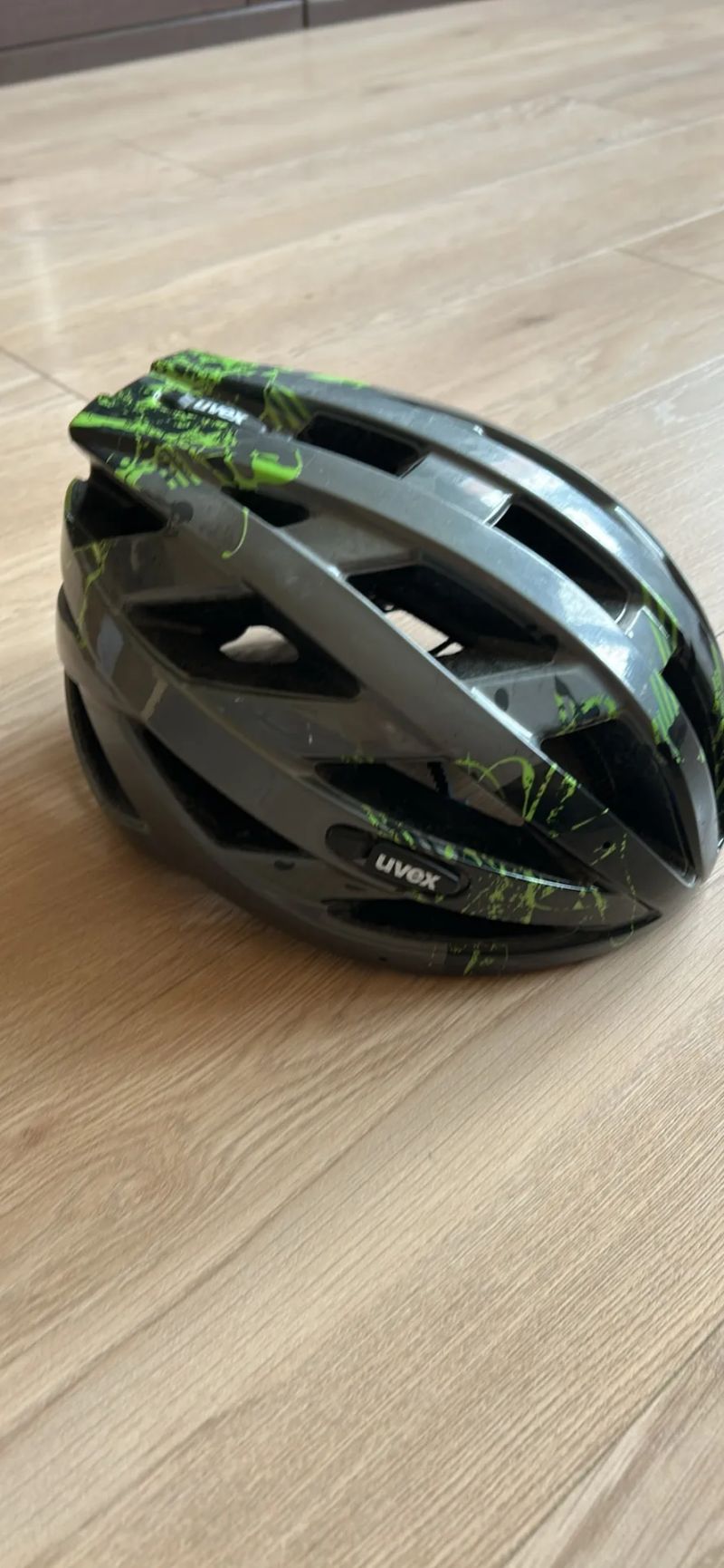 Prodám cyklistickou helmu UVEX