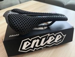 Sedlo Enlee ET800 karbonové