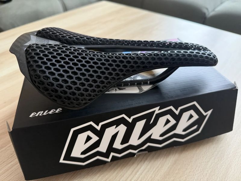 Sedlo Enlee ET800 karbonové