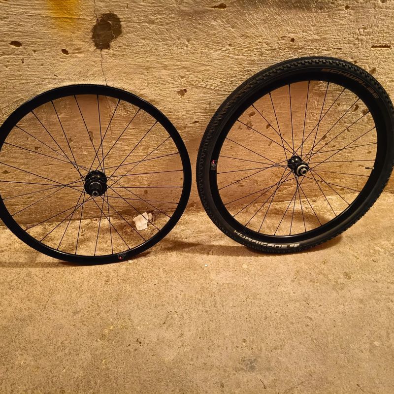 Zapletená kola Shimano XT