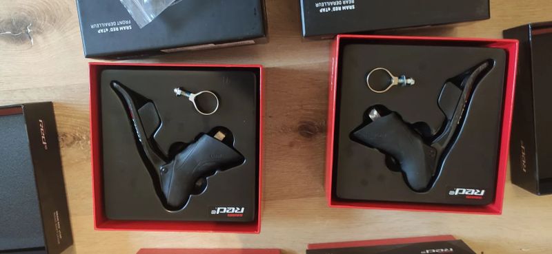 Bezdrátová sada SRAM RED eTap 2x11 + karbonové kliky 52/36 172,5 mm + brzdy Dura-Ace Direct Mount 