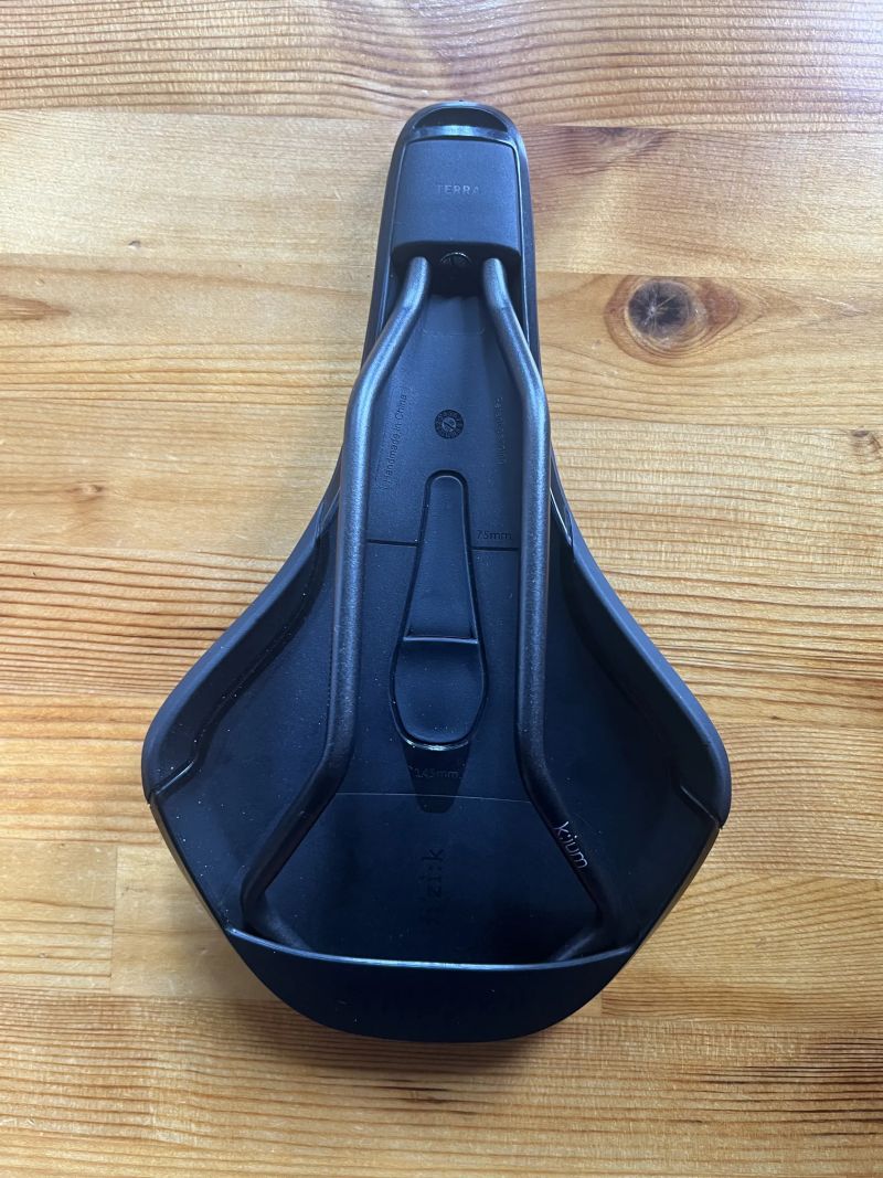 Sedlo Fizik Terra Aidon X3 - black 145mm