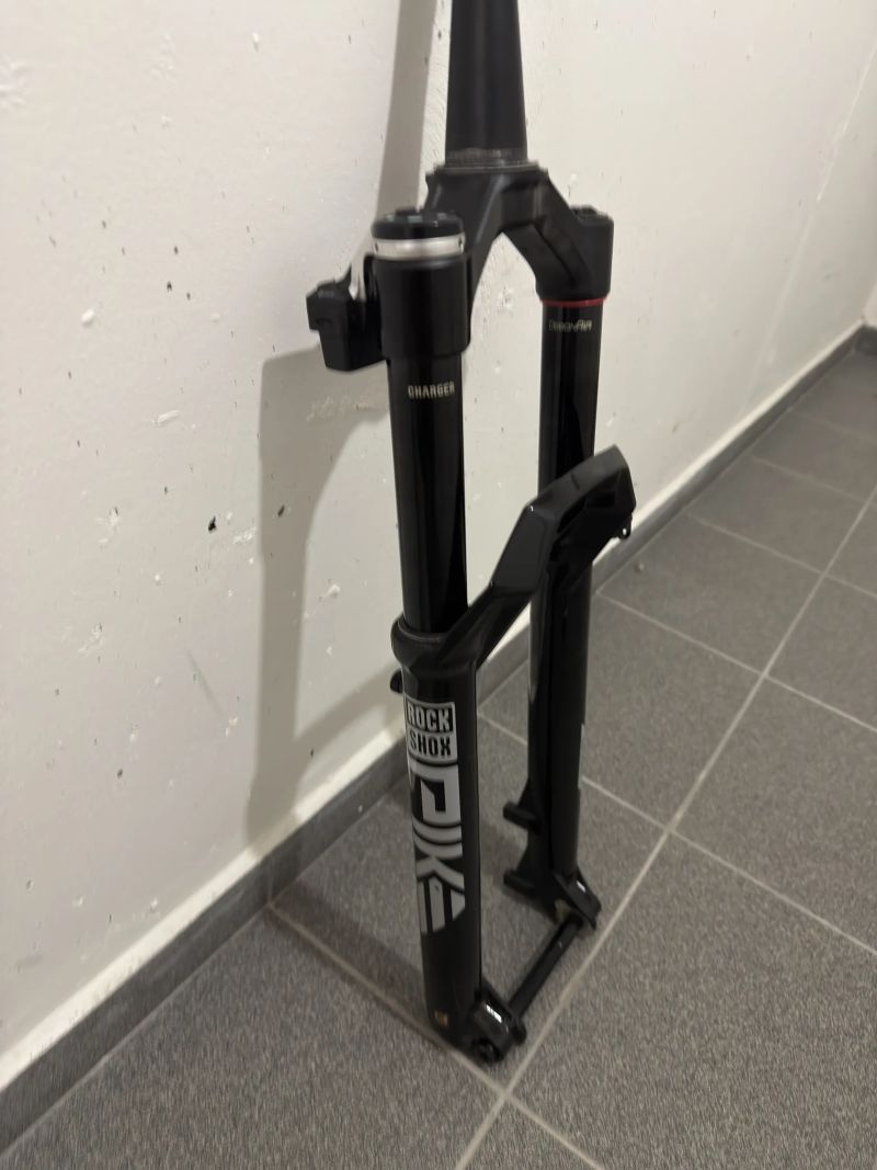 RockShox Pike Ultimate Flight Attendant 29" 140mm – jako nová