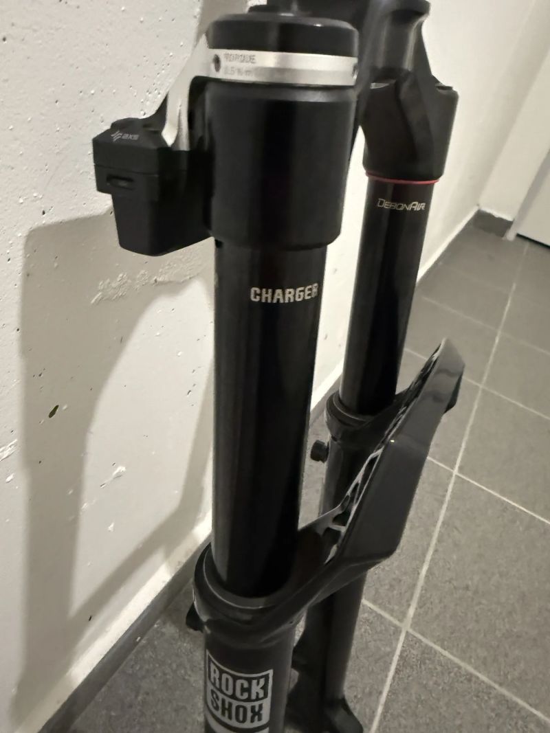RockShox Pike Ultimate Flight Attendant 29" 140mm – jako nová