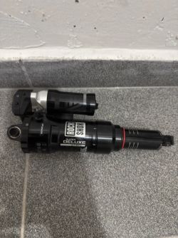 RockShox Super Deluxe Ultimate Flight Attendant 210×55 – jako nový