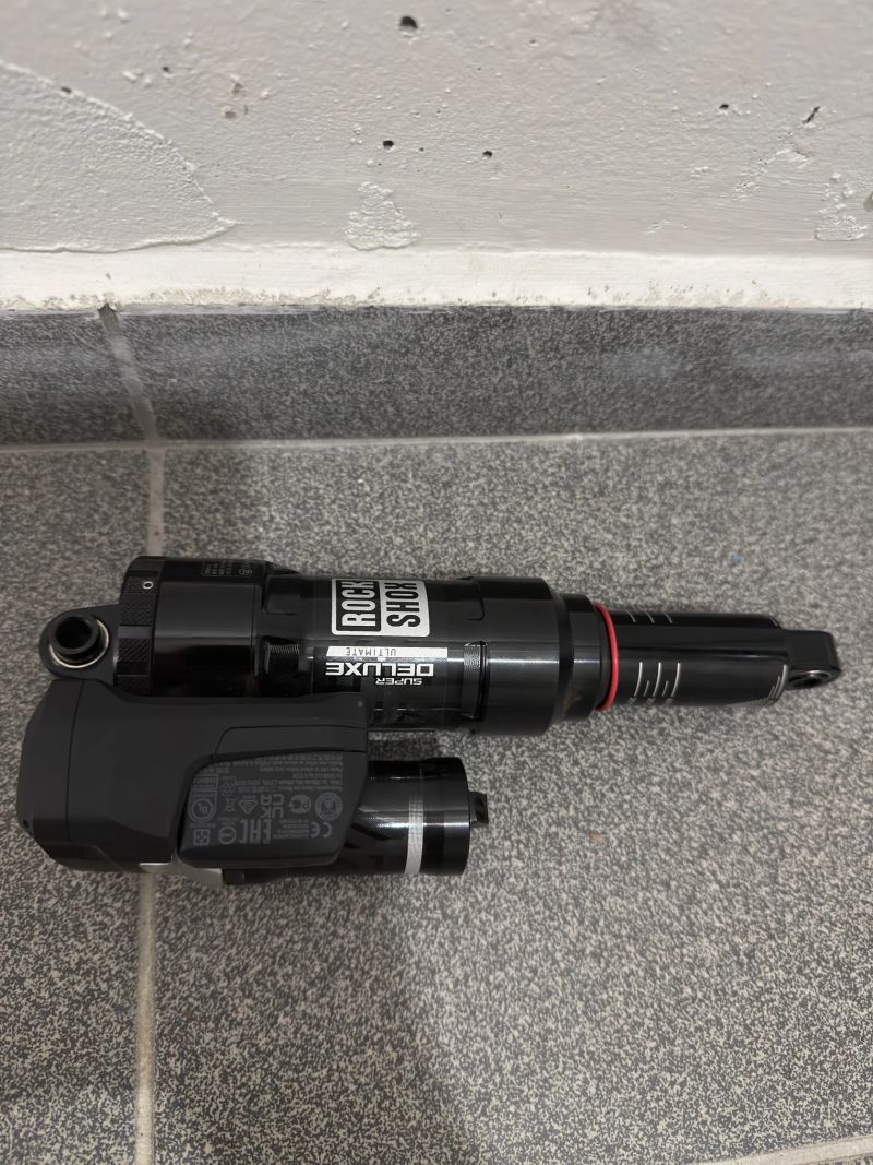 RockShox Super Deluxe Ultimate Flight Attendant 210×55 – jako nový