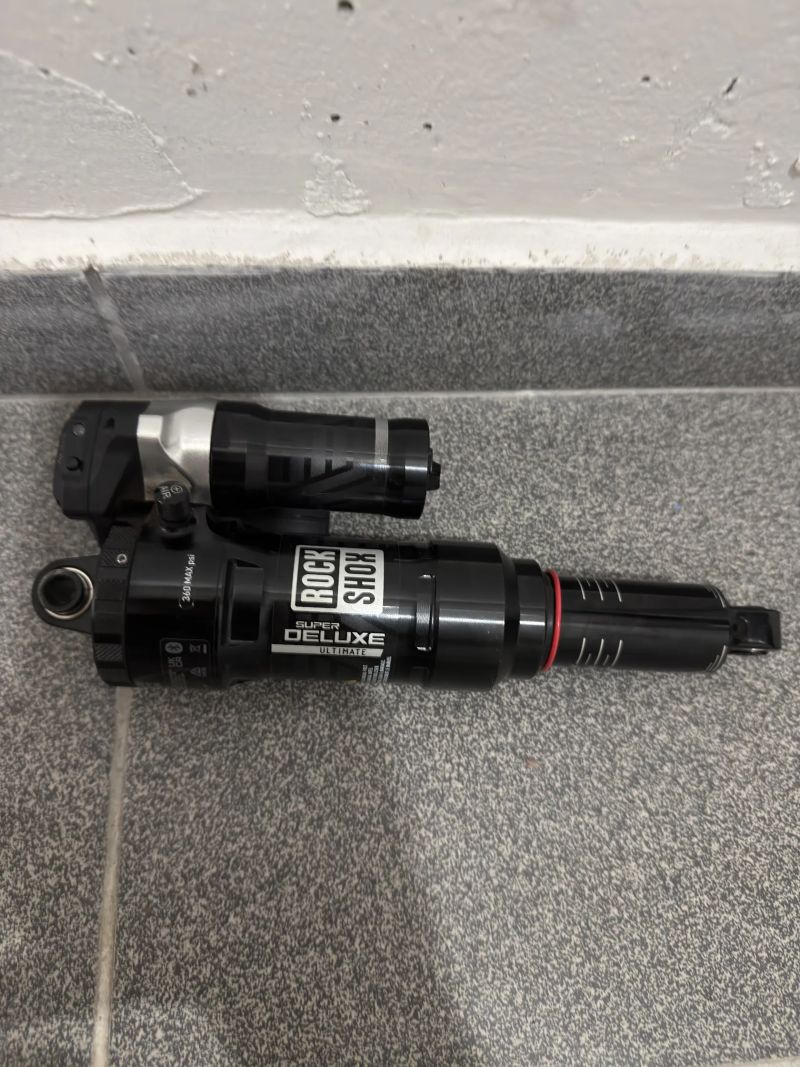 RockShox Super Deluxe Ultimate Flight Attendant 210×55 – jako nový