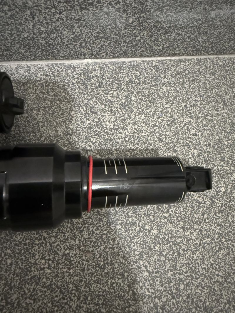 RockShox Super Deluxe Ultimate Flight Attendant 210×55 – jako nový