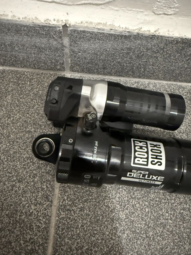 RockShox Super Deluxe Ultimate Flight Attendant 210×55 – jako nový