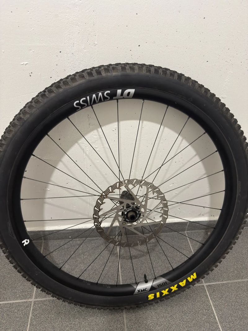 DT Swiss XMC 1501 29" Boost – kompletní kola s pláštěmi