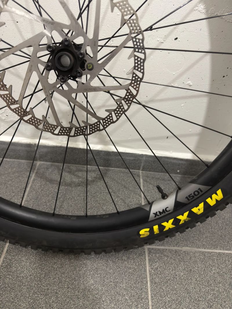 DT Swiss XMC 1501 29" Boost – kompletní kola s pláštěmi