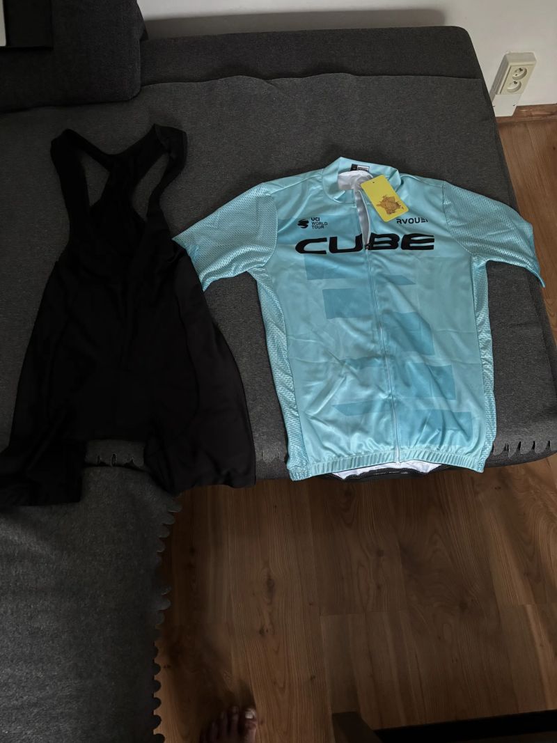 Prodám nový dámský cyklistický dres s kalhotami, na výšku postavy 165 cm velikost M