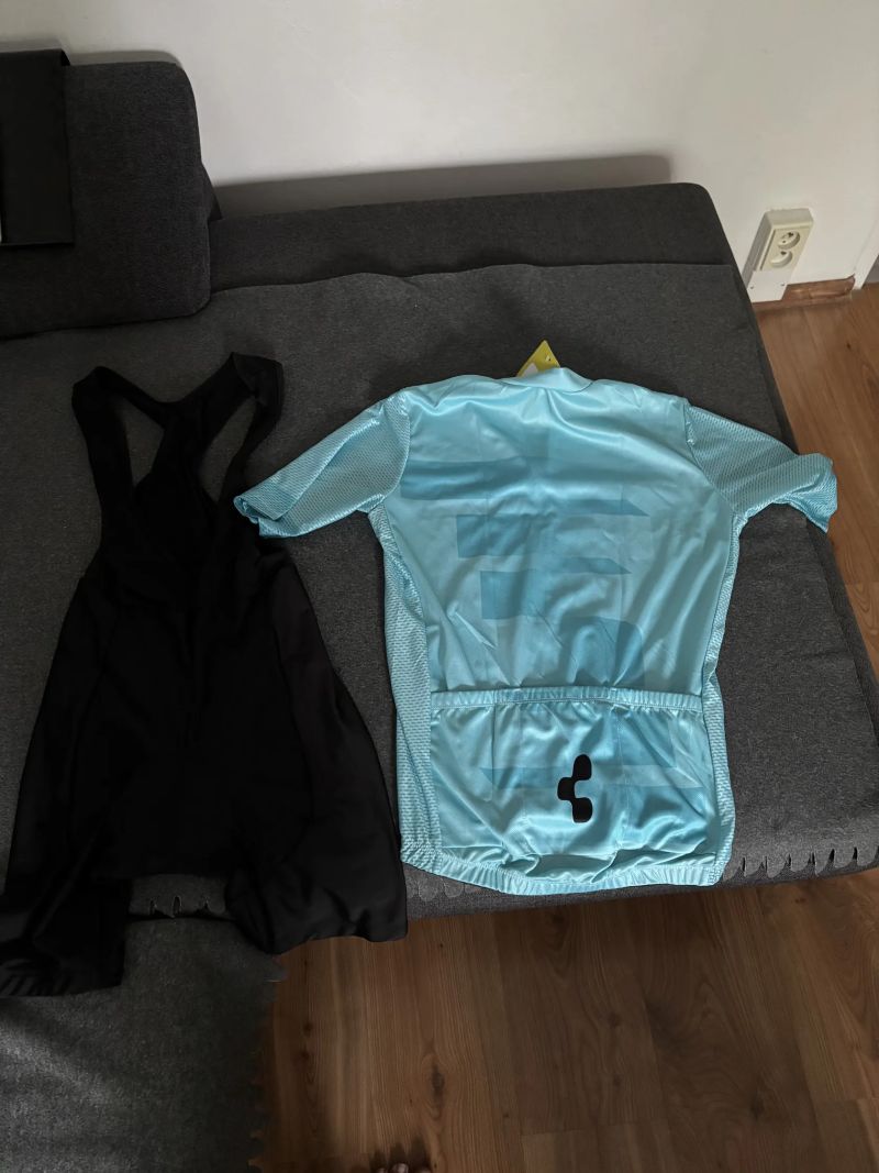 Prodám nový dámský cyklistický dres s kalhotami, na výšku postavy 165 cm velikost M