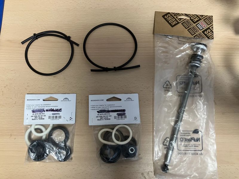 Nová vzduchová patrona Rock Shox SID SL 2026 / 2 ks servisní kit SID / 2 ks hydraulická hadička XX