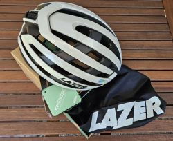 LAZER Z1 KinetiCore White – skvělá silniční přilba – NOVÁ 