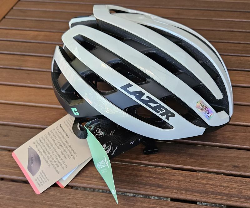 LAZER Z1 KinetiCore White – skvělá silniční přilba – NOVÁ 