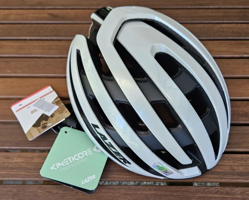 LAZER Z1 KinetiCore White – skvělá silniční přilba – NOVÁ 