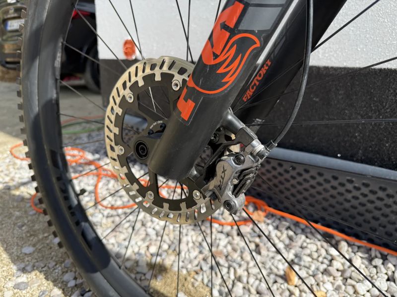 Ghost Path Riot LTD, vel. M, najeto jen 450 km! model 2025