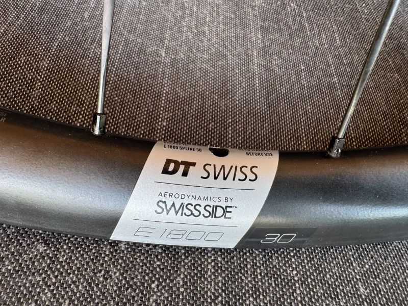 Kola DT Swiss E1800 Spline 30mm zapletená nová silnice gravel