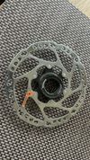 Prodám brzový MTB kotouč Shimano Deore SM-RT64 160mm - interní matice, Center lock, včetně matice.