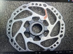 Prodám brzový MTB kotouč Shimano Deore SM-RT64 160mm - interní matice, Center lock, včetně matice.