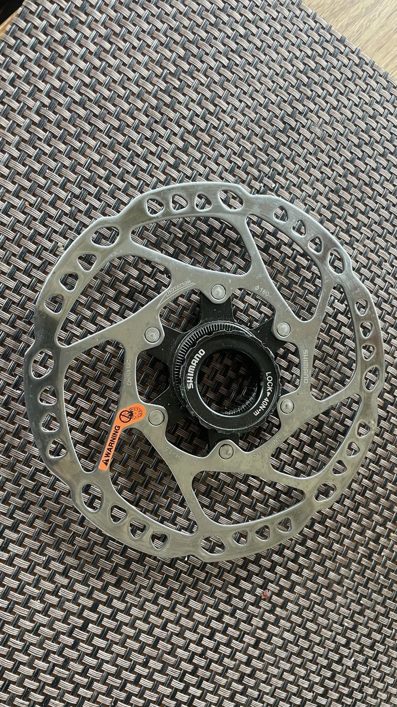 Prodám brzový MTB kotouč Shimano Deore SM-RT64 160mm - interní matice, Center lock, včetně matice.