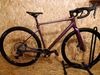 Gravel kolo NUROAD SLX 2026 molotov´n´black, velikost rámu M