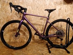 Gravel kolo NUROAD SLX 2026 molotov´n´black, velikost rámu M