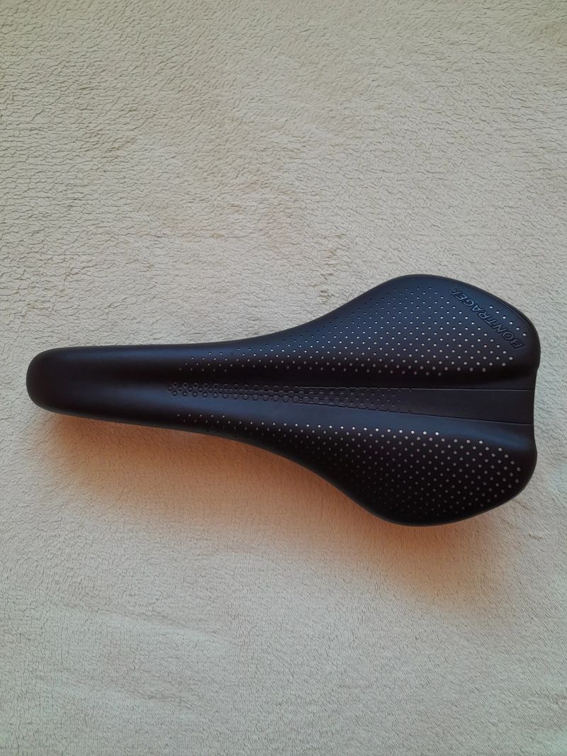 2 ks Bontrager Arvada Elite a Arvada Pro, 270x138 mm, karbonové ližiny, jako nové