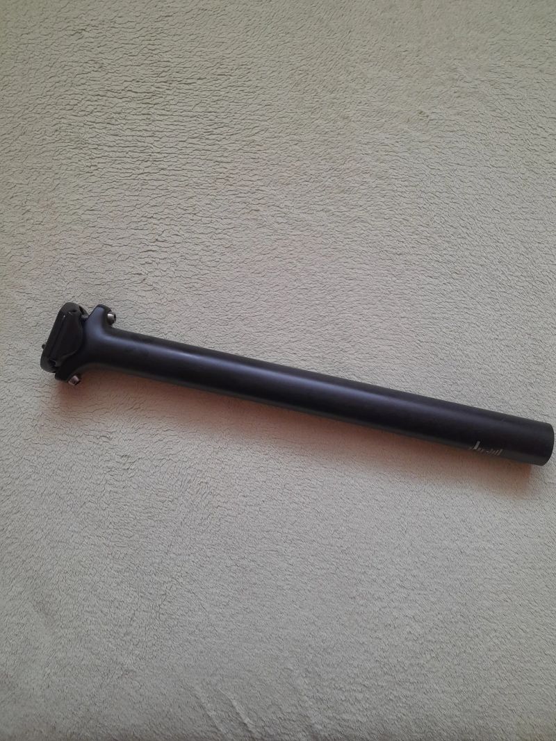 Karbonová sedlovka Bontrager XXX, 31,6 x 350 mm, naváženo 161 gramů